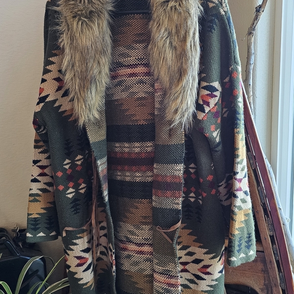 Stylish Aztec Pattern Cardigan with Faux Fur Trim